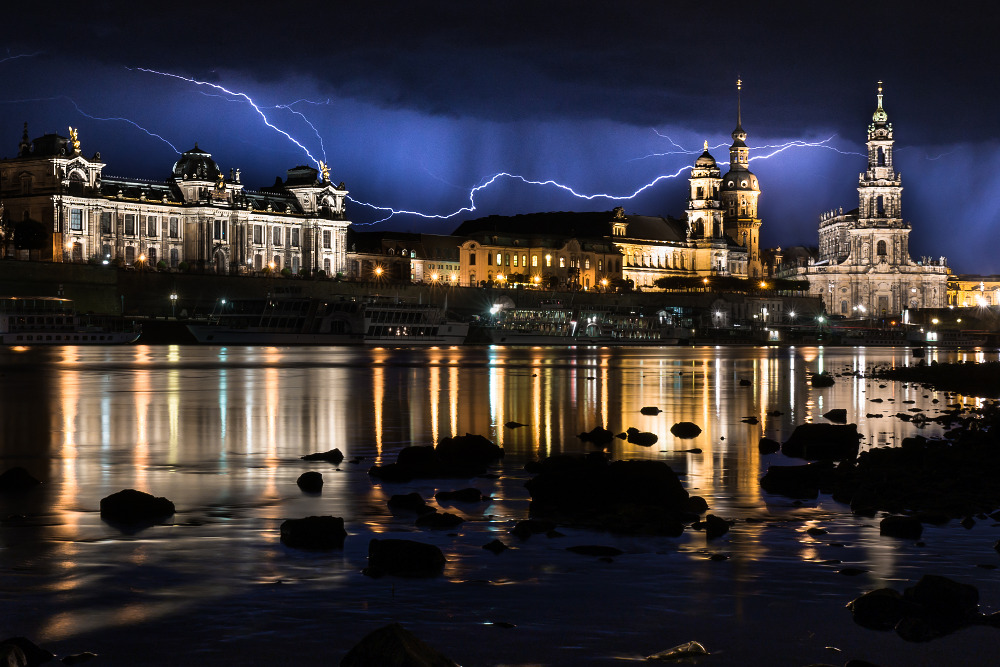 Gewitter über der historischen Altstadt Dresden